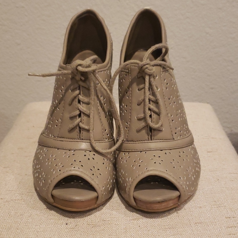 Fioni Oxford Cutout Heels